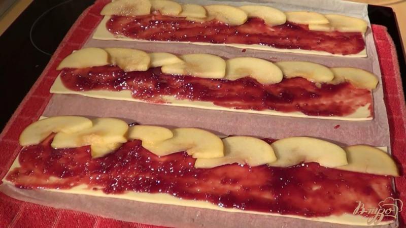 Фото приготовление рецепта: Яблочные розы из слоеного теста шаг №8