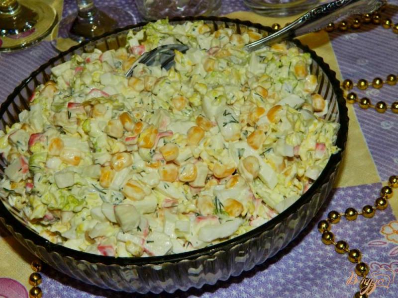 Фото приготовление рецепта: Салат с кукурузой и пекинской капустой шаг №5