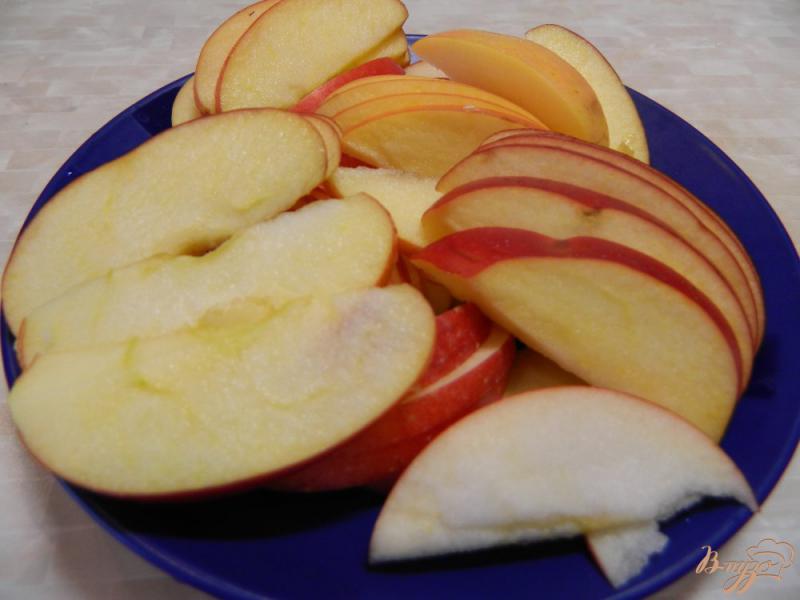 Фото приготовление рецепта: Тонкий пирог с творогом и яблоками шаг №7