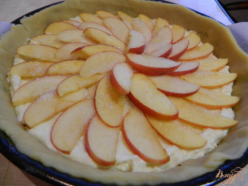 Фото приготовление рецепта: Тонкий пирог с творогом и яблоками шаг №8