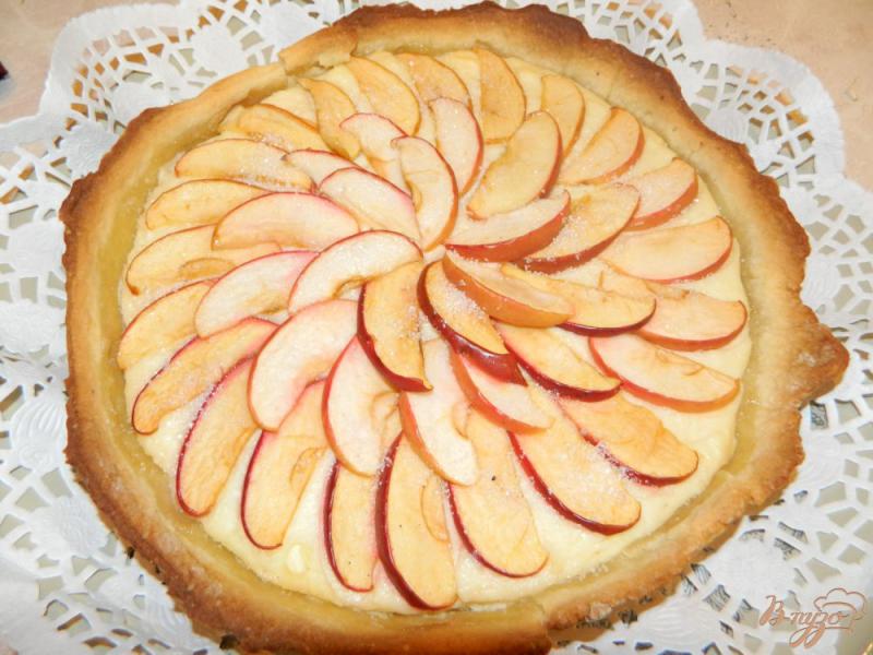Фото приготовление рецепта: Тонкий пирог с творогом и яблоками шаг №9