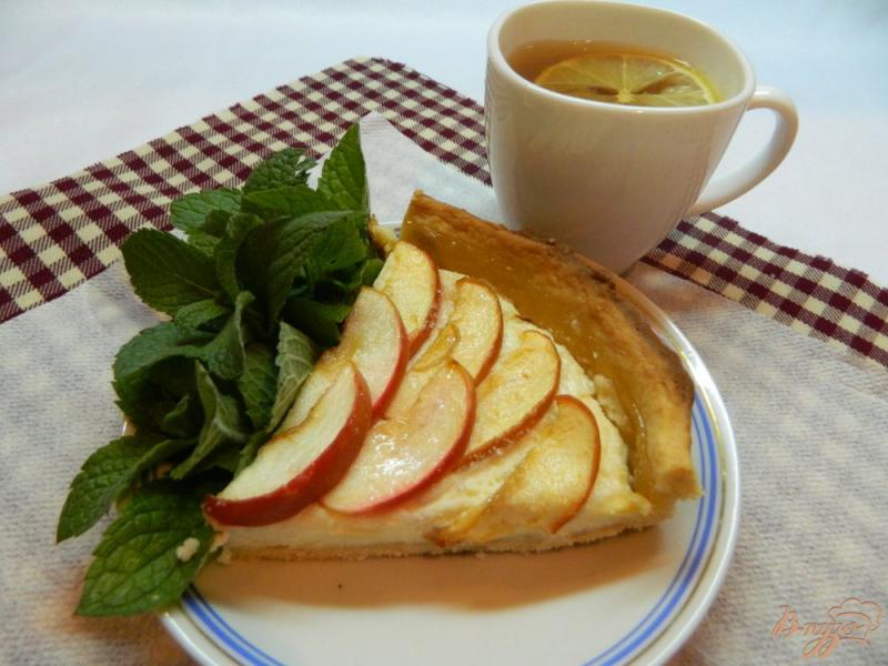 Фото приготовление рецепта: Тонкий пирог с творогом и яблоками шаг №10