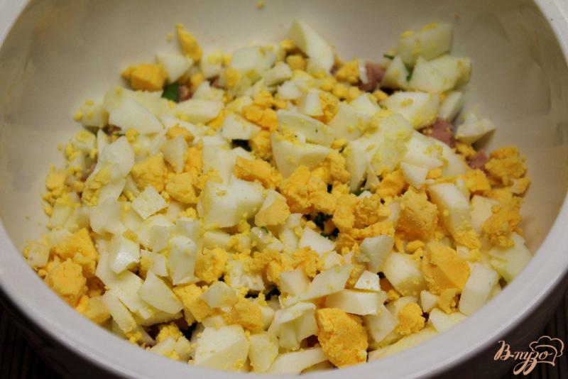 Фото приготовление рецепта: Салат с колбасой яйцом и яблоком шаг №2