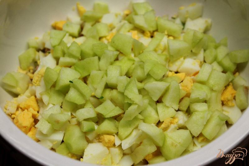 Фото приготовление рецепта: Салат с колбасой яйцом и яблоком шаг №3