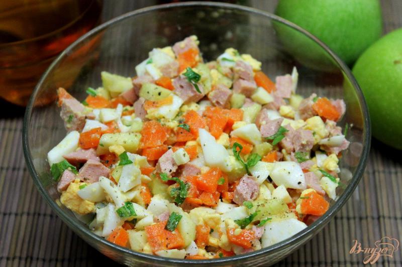 Фото приготовление рецепта: Салат с колбасой яйцом и яблоком шаг №5