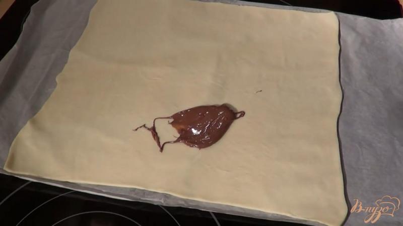 Фото приготовление рецепта: Коса с шоколадной пастой nutella шаг №2