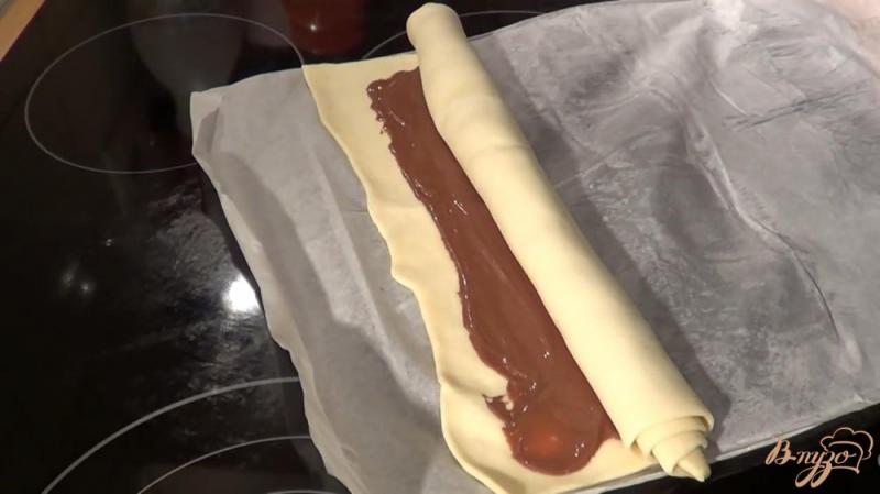 Фото приготовление рецепта: Коса с шоколадной пастой nutella шаг №3