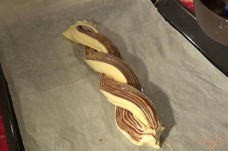 Фото приготовление рецепта: Коса с шоколадной пастой nutella шаг №6