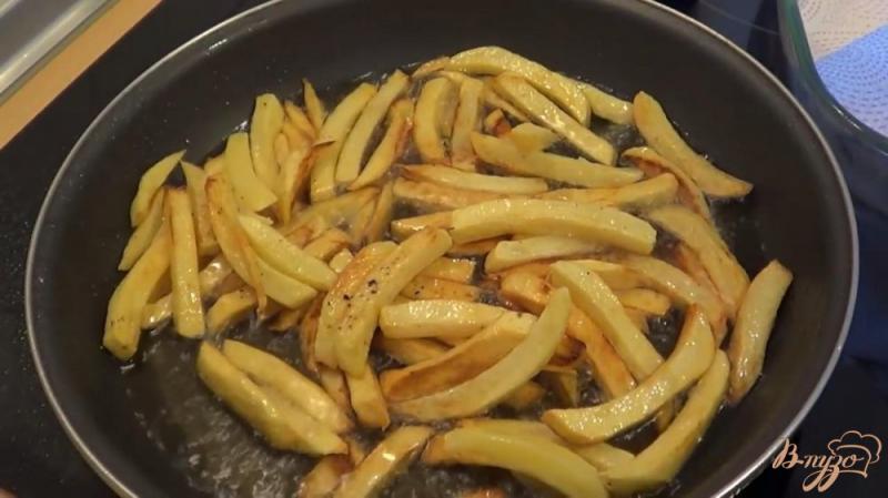 Фото приготовление рецепта: Запеченный картофель с беконом и сыром. шаг №3