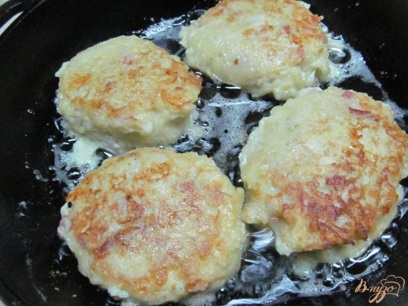 Фото приготовление рецепта: Картофельные котлеты с беконом и сыром шаг №3