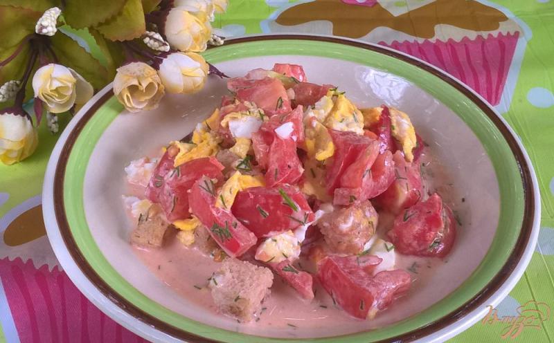 Фото приготовление рецепта: Салат с омлетом, овощами и сухариками шаг №5