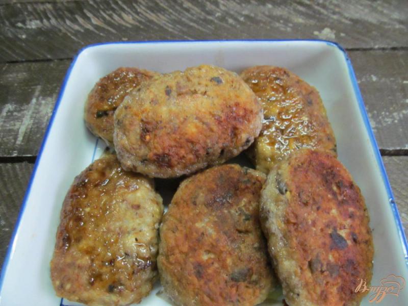 Фото приготовление рецепта: Котлеты из гречки с грибами и курицей шаг №6