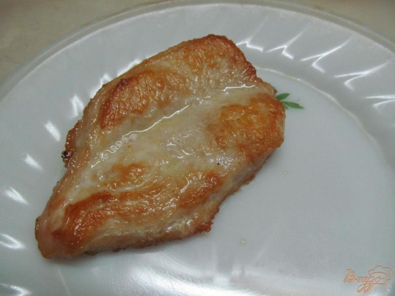 Фото приготовление рецепта: Куриное филе с картофелем и салатом шаг №3