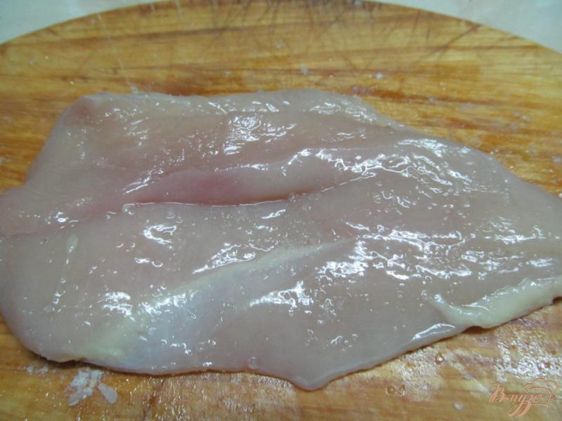 Фото приготовление рецепта: Куриное филе с картофелем и салатом шаг №2