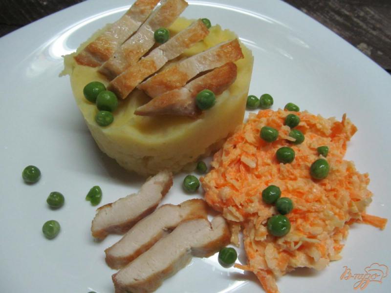Фото приготовление рецепта: Куриное филе с картофелем и салатом шаг №5
