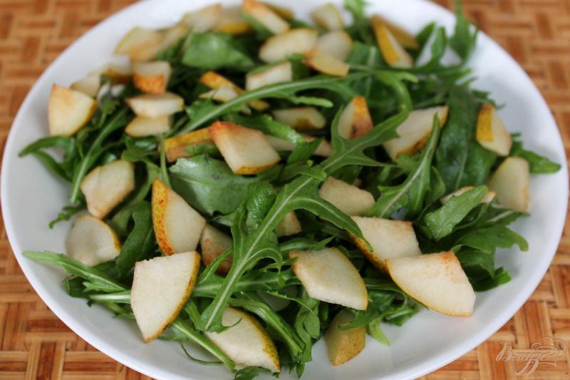 Фото приготовление рецепта: Салат из рукколы с грушей, сыром и семечками шаг №2