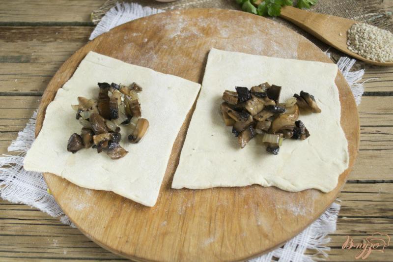 Фото приготовление рецепта: Слоеные пирожки с грибами шаг №5