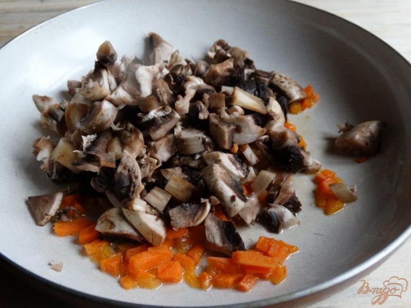Фото приготовление рецепта: Пилав из жемчужного и черного риса с грибами шаг №2