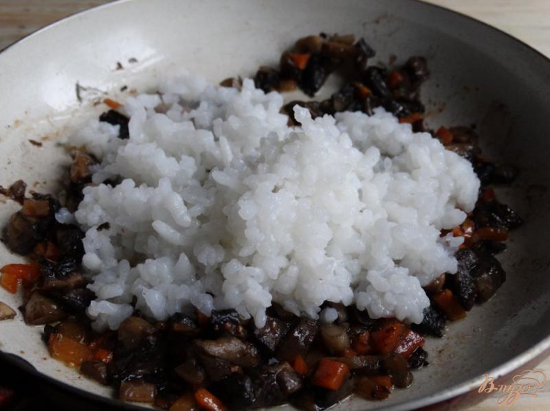 Фото приготовление рецепта: Пилав из жемчужного и черного риса с грибами шаг №3