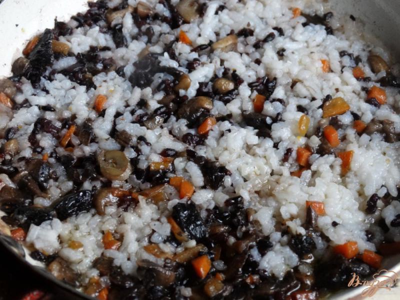 Фото приготовление рецепта: Пилав из жемчужного и черного риса с грибами шаг №5