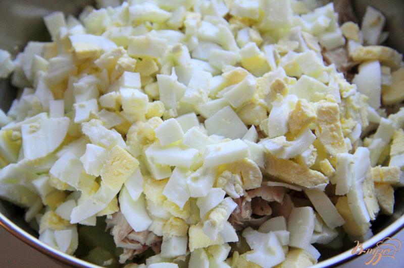 Фото приготовление рецепта: Салат с маринованными опятами и курицей шаг №3