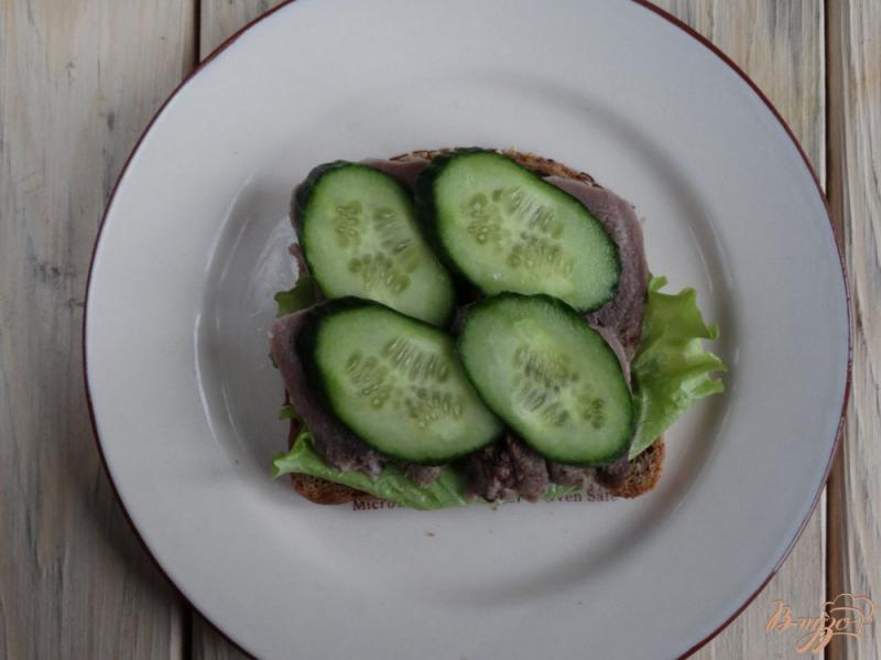 Фото приготовление рецепта: Гриль-сендвич с языком и глазуньей шаг №5