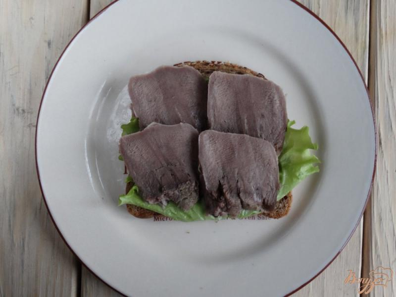 Фото приготовление рецепта: Гриль-сендвич с языком и глазуньей шаг №4