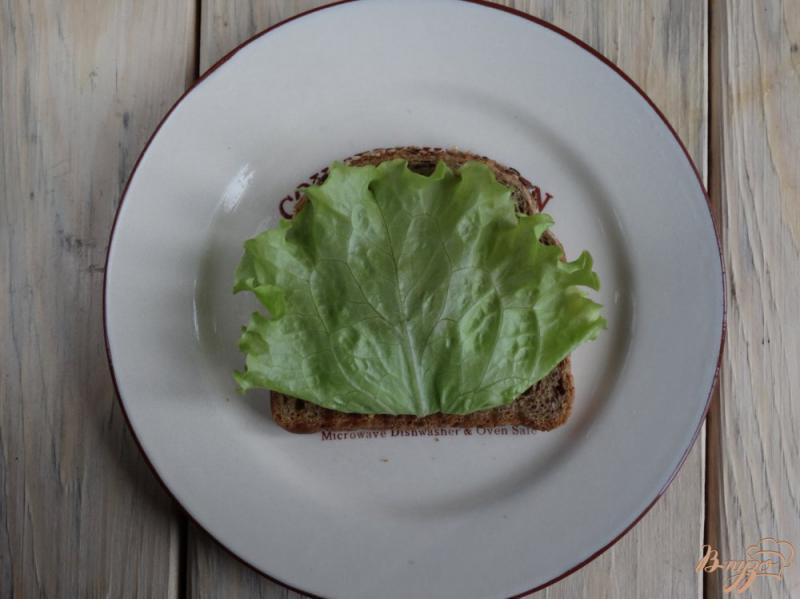 Фото приготовление рецепта: Гриль-сендвич с языком и глазуньей шаг №3