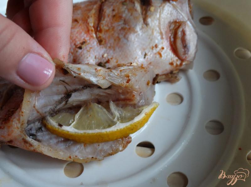 Фото приготовление рецепта: Пряный морской окунь с паприкой шаг №4