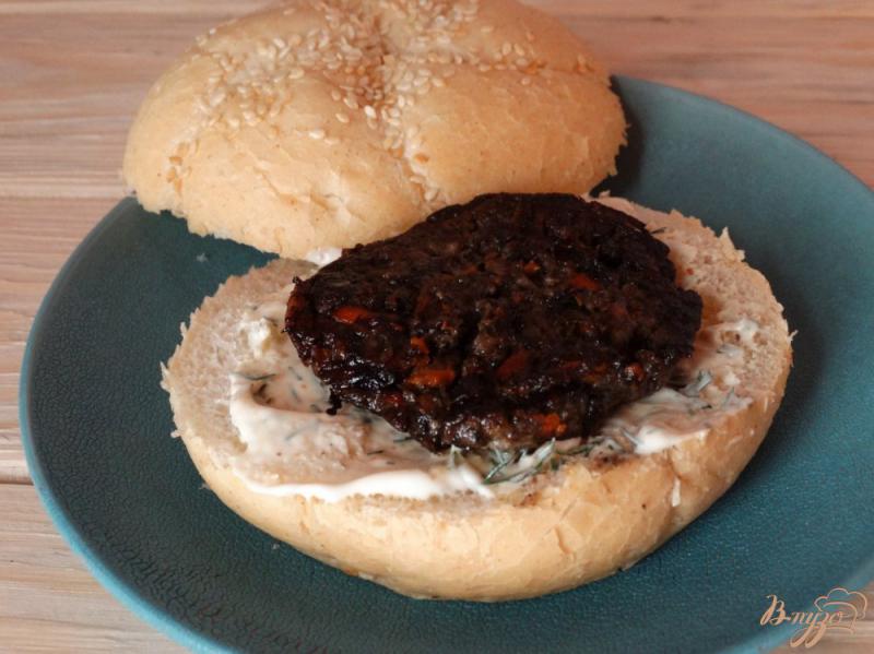 Фото приготовление рецепта: Сендвич с грибной котлетой и зеленым омлетом шаг №6