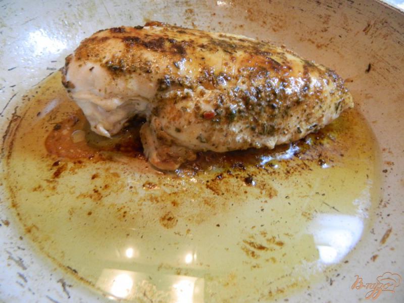 Фото приготовление рецепта: Салат с консервированной кукурузой и курицей шаг №2