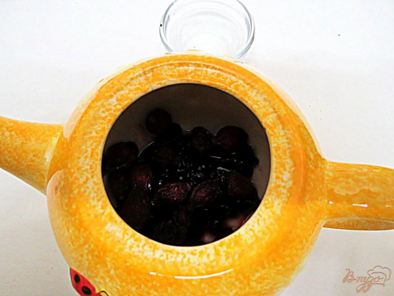 Фото приготовление рецепта: Чайный напиток со смородиной шаг №3