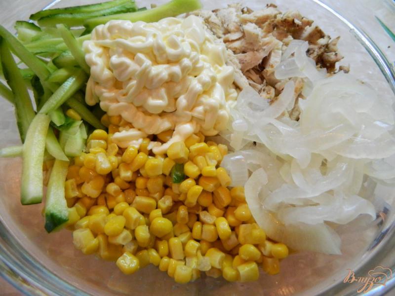 Фото приготовление рецепта: Салат с консервированной кукурузой и курицей шаг №7