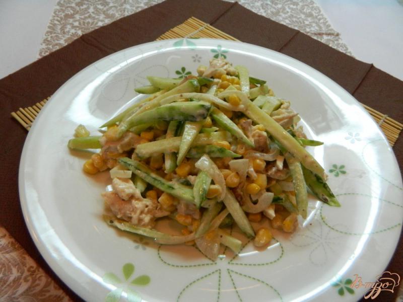 Фото приготовление рецепта: Салат с консервированной кукурузой и курицей шаг №8