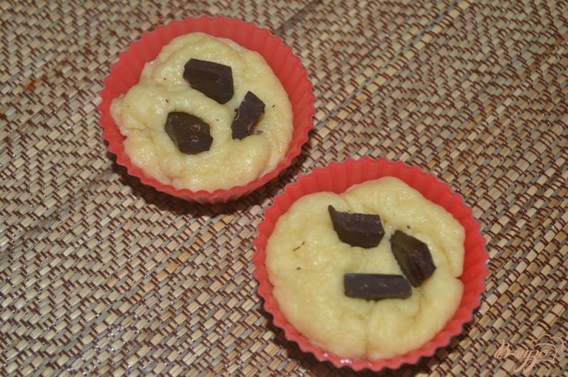 Фото приготовление рецепта: Маффины с шоколадными каплями шаг №4