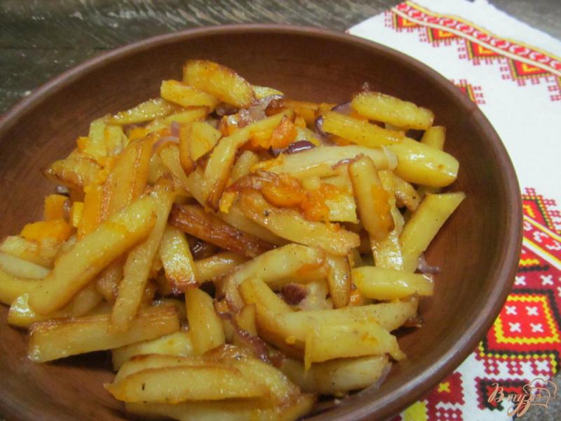 Фото приготовление рецепта: Жареный картофель в тыквой шаг №6