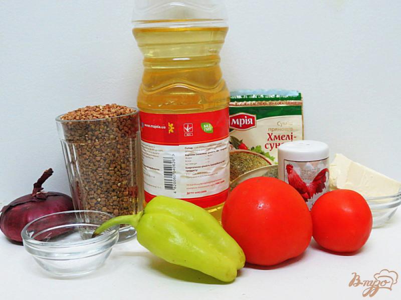 Фото приготовление рецепта: Гречневая каша с помидорами, луком и перцем. шаг №1