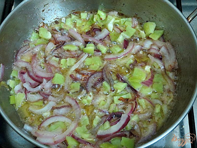Фото приготовление рецепта: Гречневая каша с помидорами, луком и перцем. шаг №5