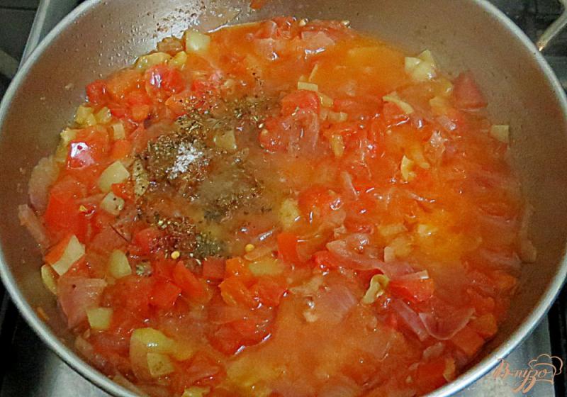 Фото приготовление рецепта: Гречневая каша с помидорами, луком и перцем. шаг №6
