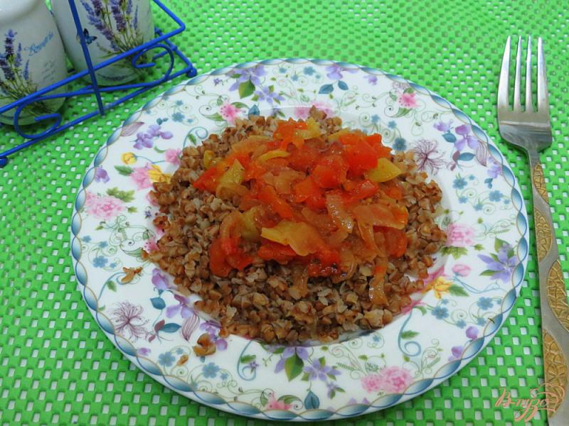 Фото приготовление рецепта: Гречневая каша с помидорами, луком и перцем. шаг №7