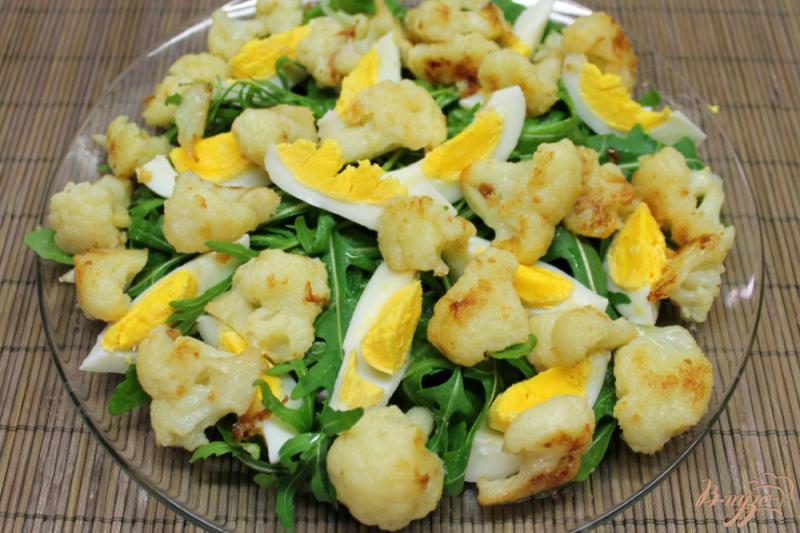 Фото приготовление рецепта: Салат из цветной капусты с яйцом и рукколой шаг №3