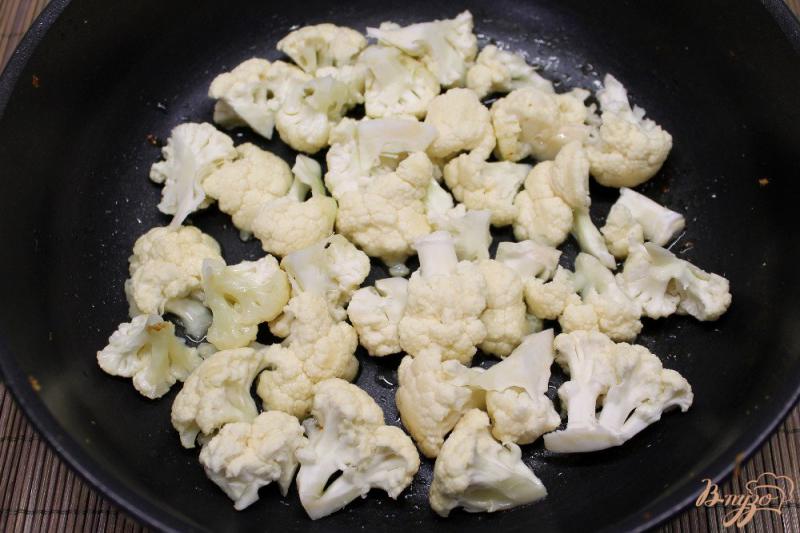 Фото приготовление рецепта: Салат из цветной капусты с яйцом и рукколой шаг №1