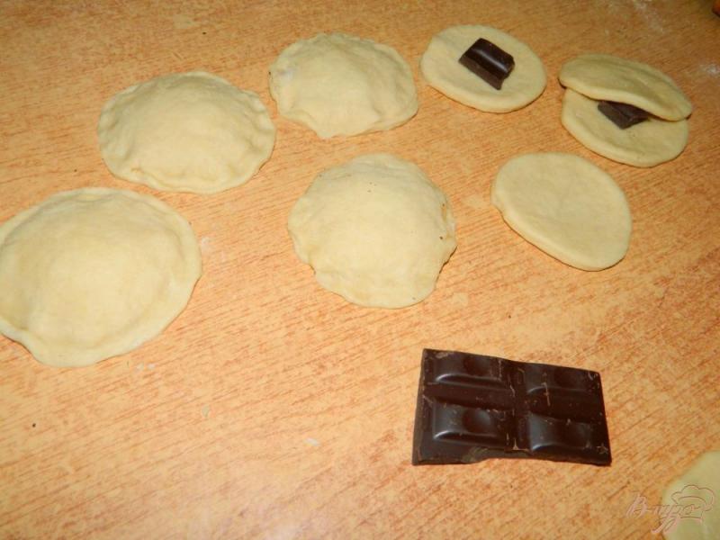 Фото приготовление рецепта: Песочное печенье с шоколадом шаг №4