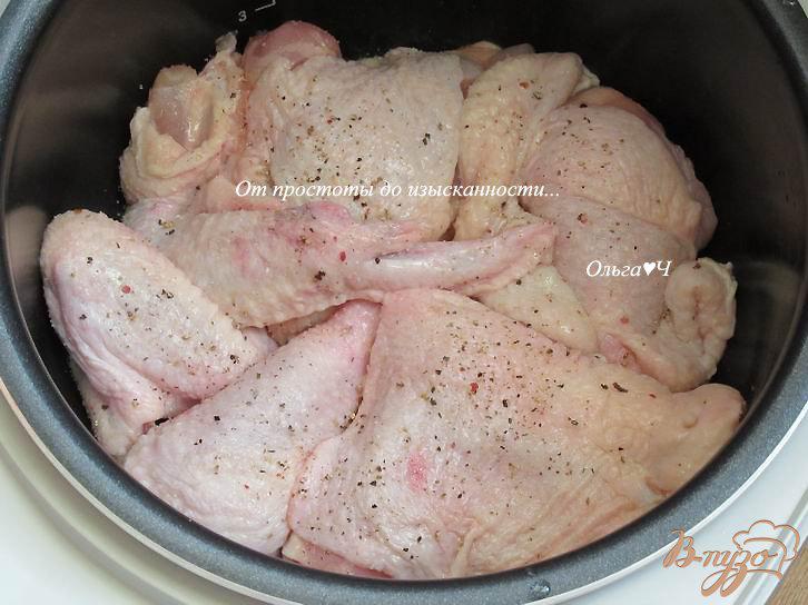 Фото приготовление рецепта: Курица в сметанно-сырном соусе с базиликом шаг №3