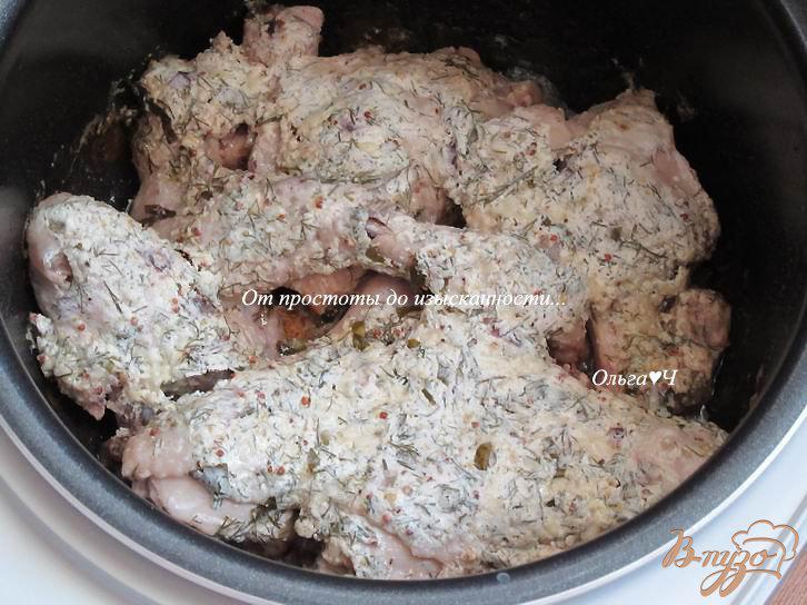 Фото приготовление рецепта: Курица в сметанно-сырном соусе с базиликом шаг №5