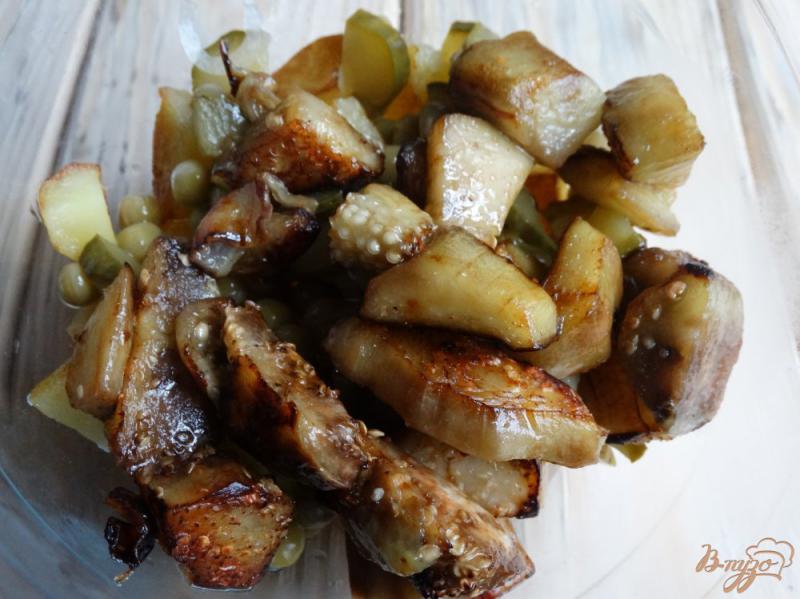 Фото приготовление рецепта: Теплый салат с баклажанами, картофелем и горошком шаг №4