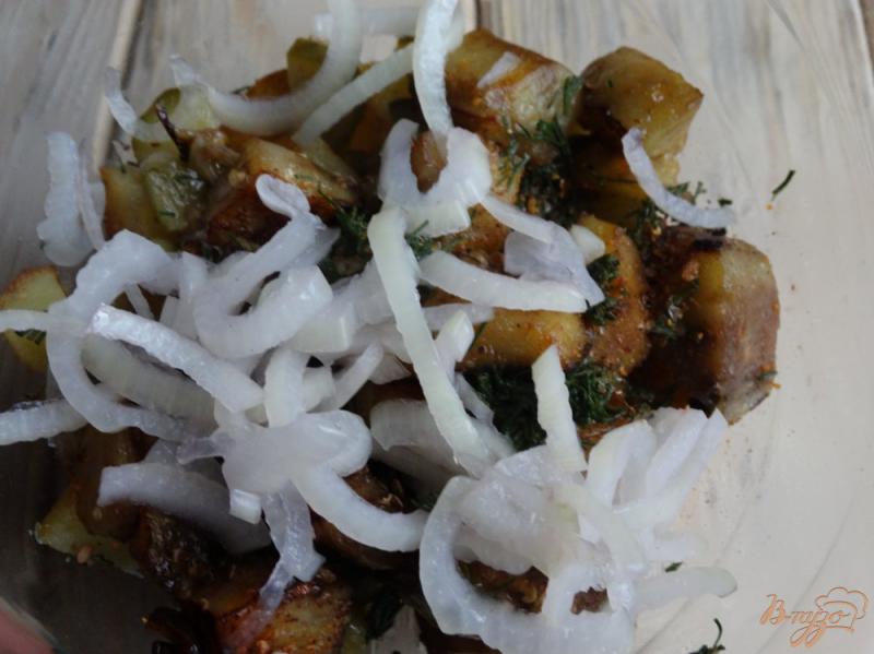 Фото приготовление рецепта: Теплый салат с баклажанами, картофелем и горошком шаг №7