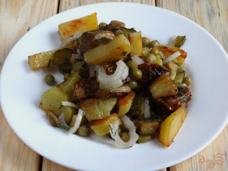Фото приготовление рецепта: Теплый салат с баклажанами, картофелем и горошком шаг №8