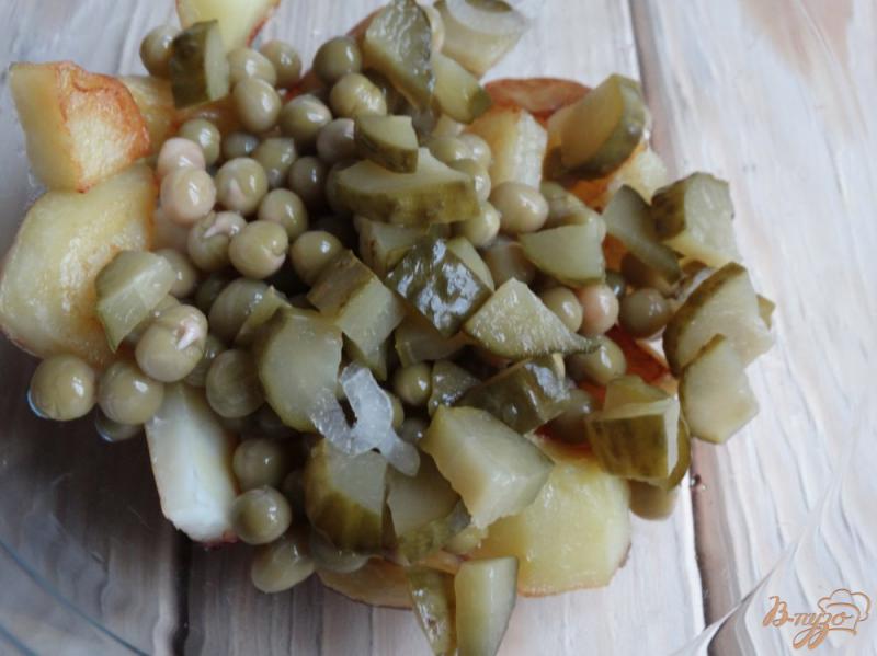 Фото приготовление рецепта: Теплый салат с баклажанами, картофелем и горошком шаг №3