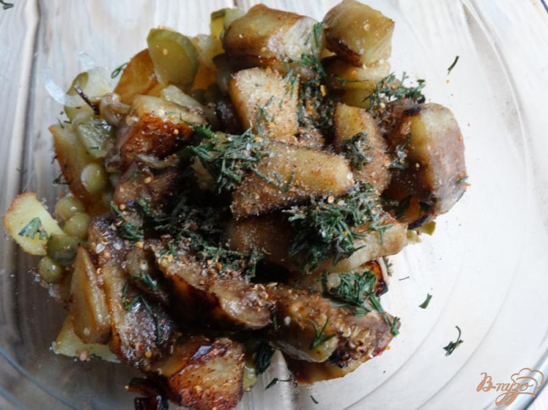 Фото приготовление рецепта: Теплый салат с баклажанами, картофелем и горошком шаг №5